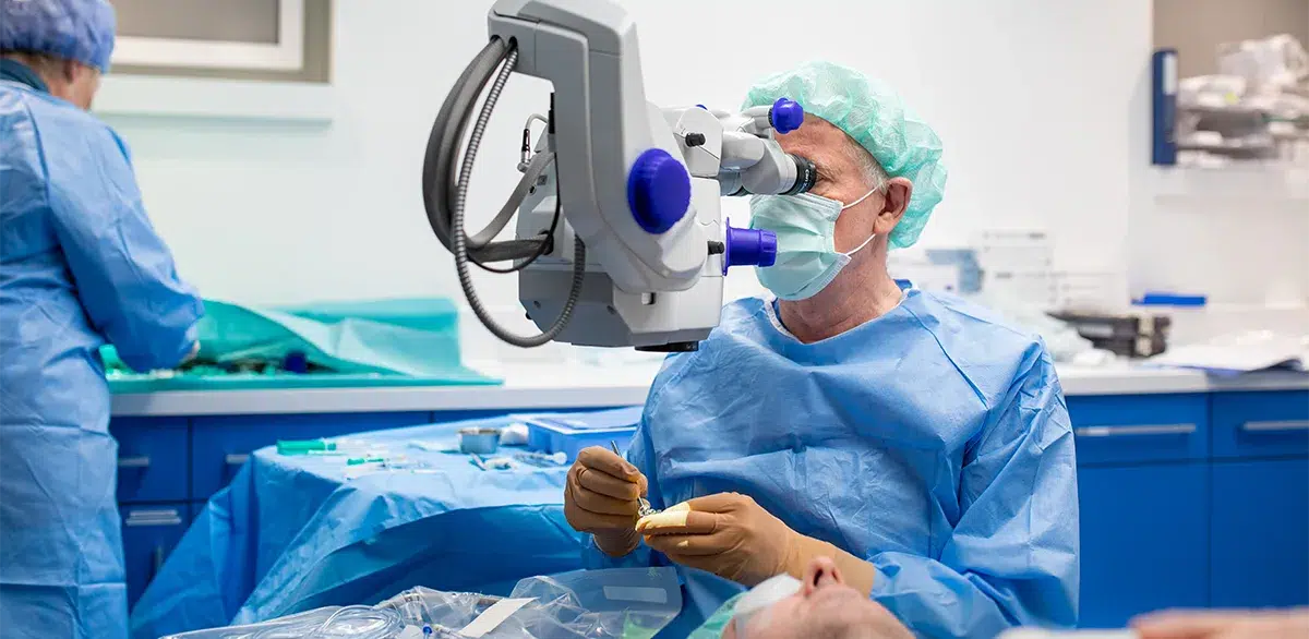 Dr Joergensen bei der OP EuroEyes