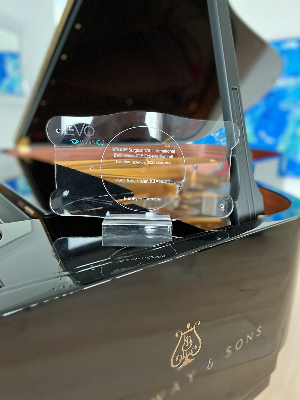 EuroEyes erhielt von Staar Surgical auch für das Jahr 2022 die Trophäe für die meisten ICL Implantationen