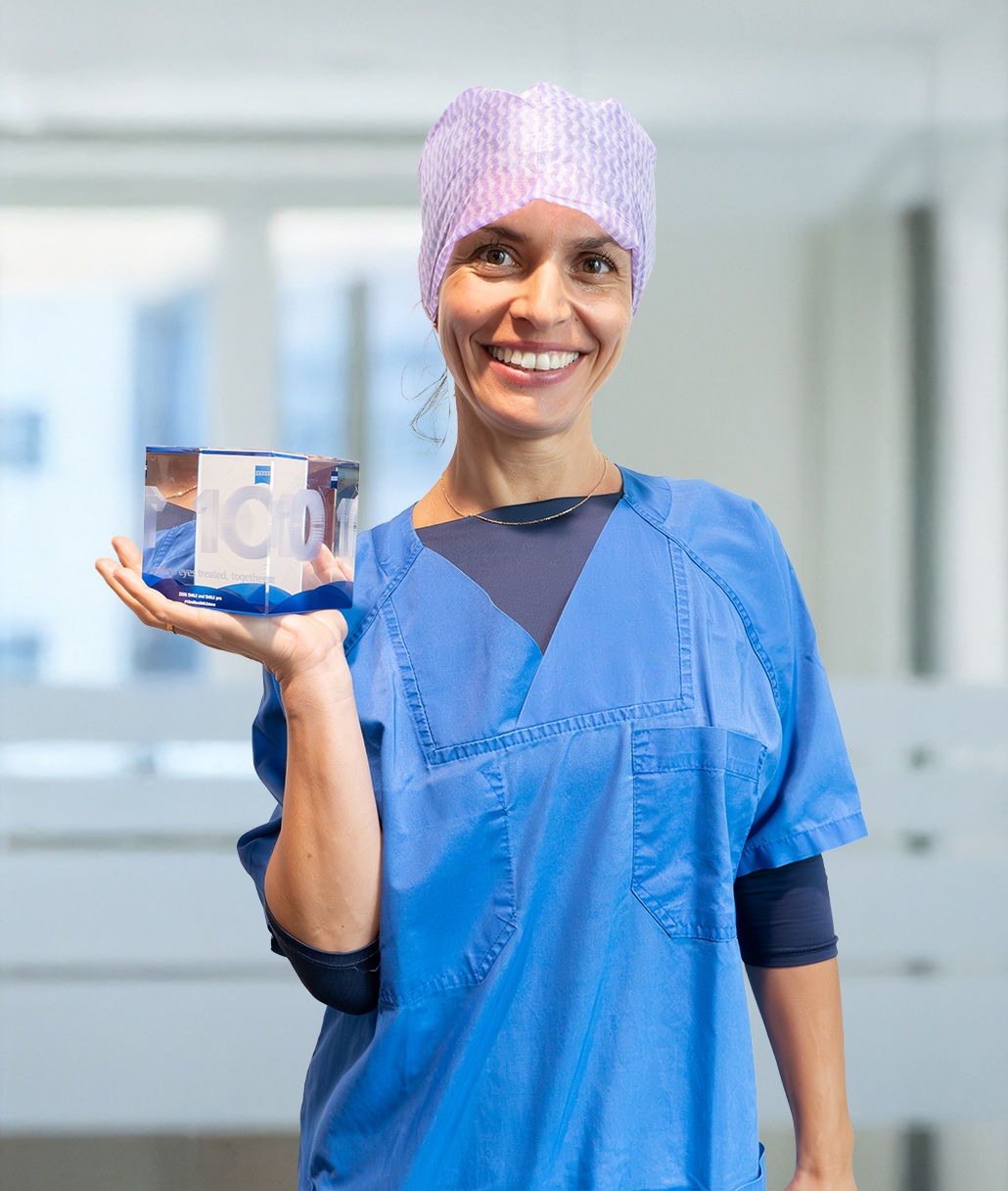 Dr. med. Miriam Meddour mit dem ZEISS Award für 10 Millionen SMILE-Behandlungen